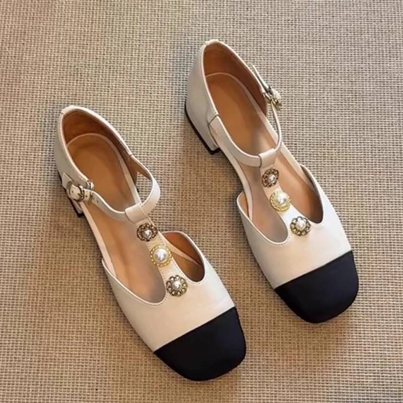 Street Fashion Trends - Frauen Karree Mit Hohen Absätzen Sandalen