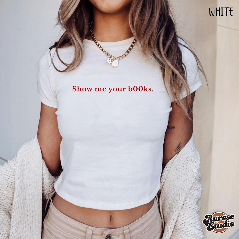 Street Fashion Show - Show Me Your B00ks T-Shirt mit