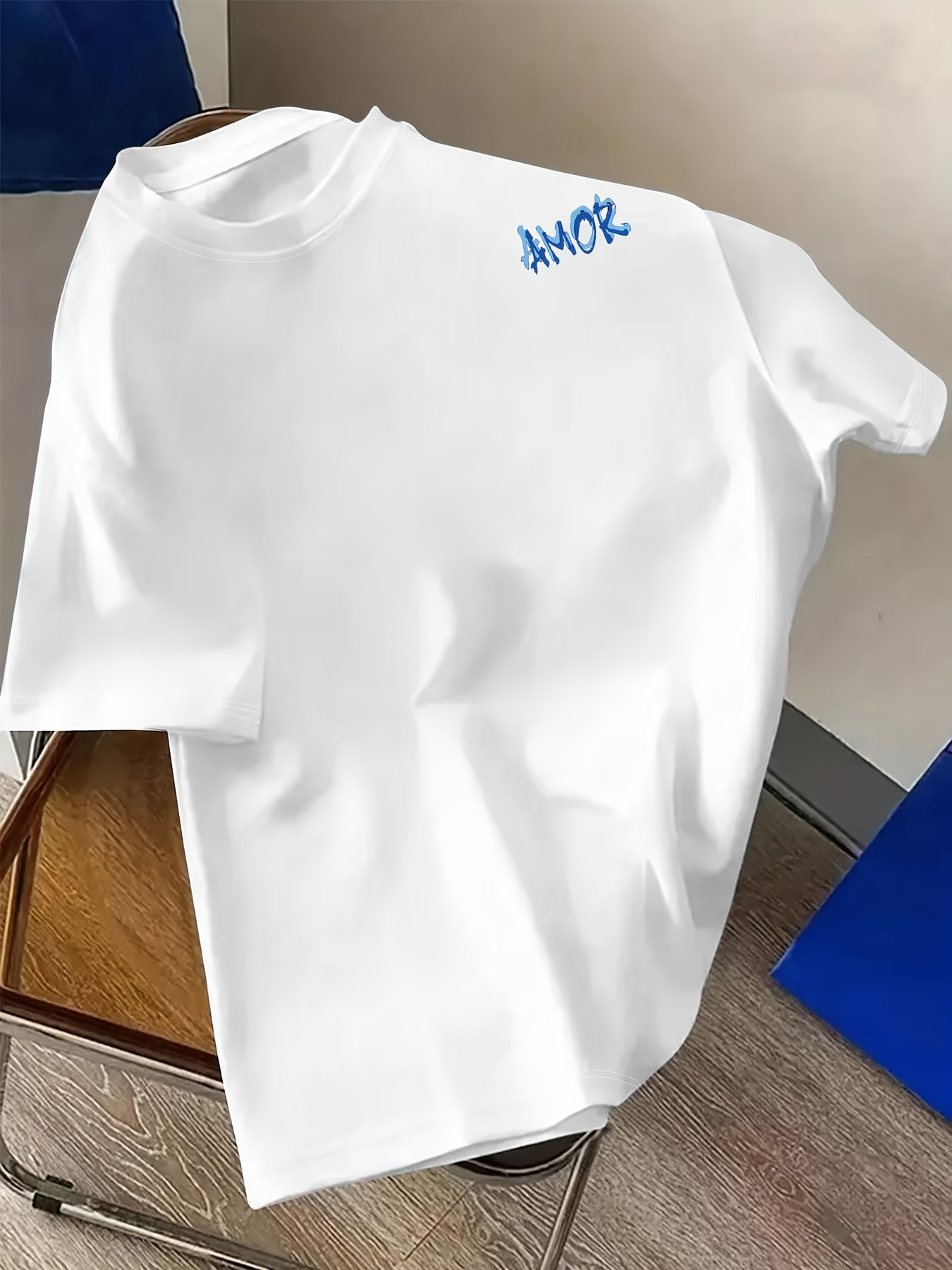Blau-schwarzes Graffiti-T-Shir – Street Fashion Urban Bewertung und Preis
